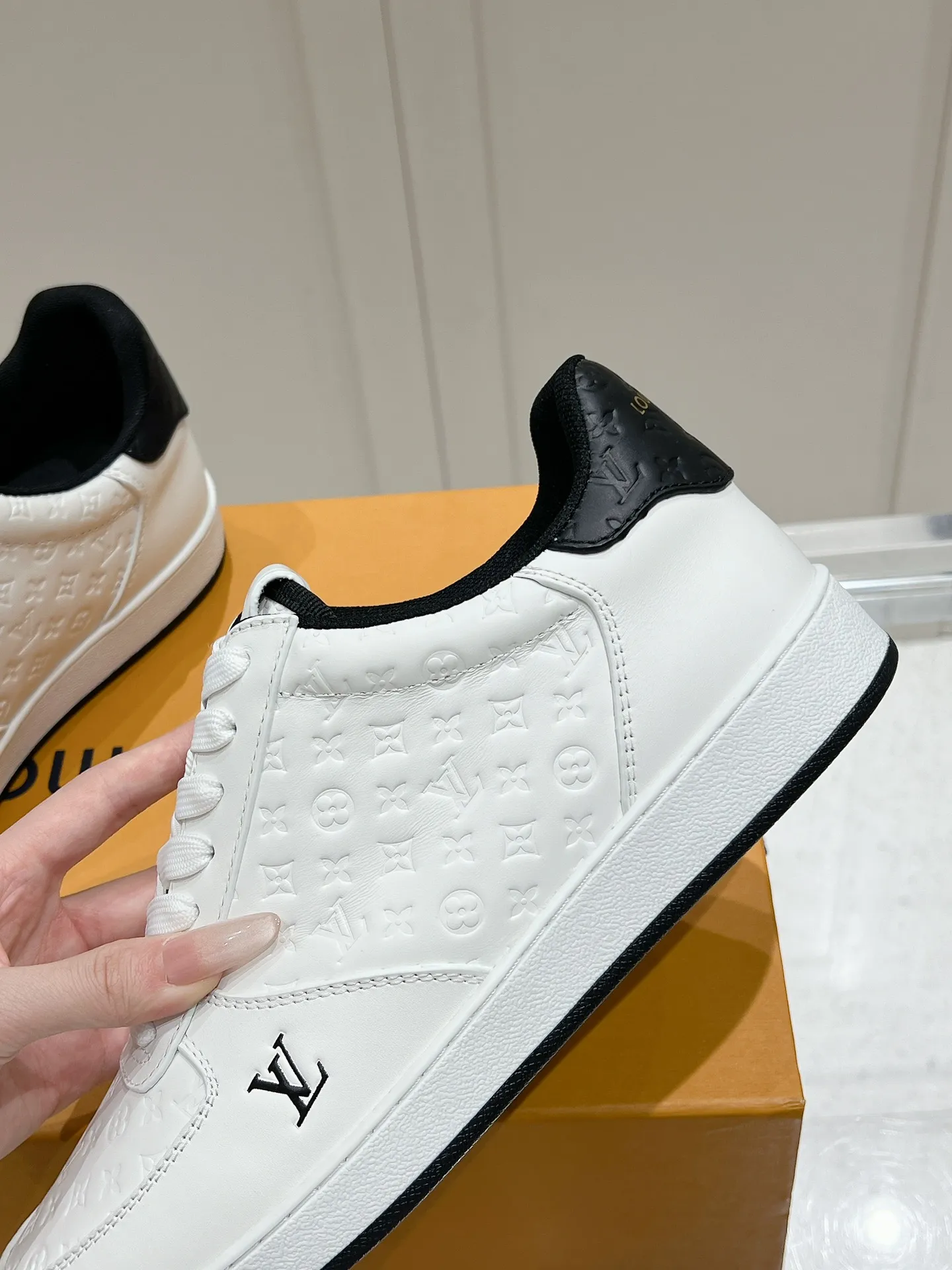 👟👟Ex-factory price 680👟👟 LV new style casual white shoes for men, simple and fashionable, light and comfortable, size: 39-44 (order 45)